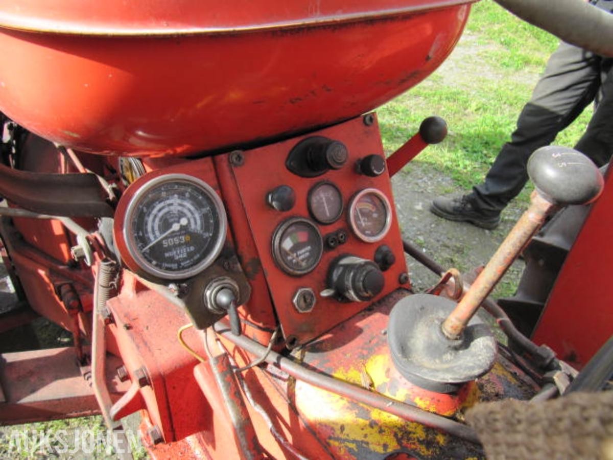 1967 Nuffield 342 traktor med laster